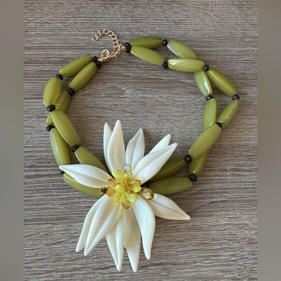 Bohemian white flower necklace A1105 - Picture 2 of 5